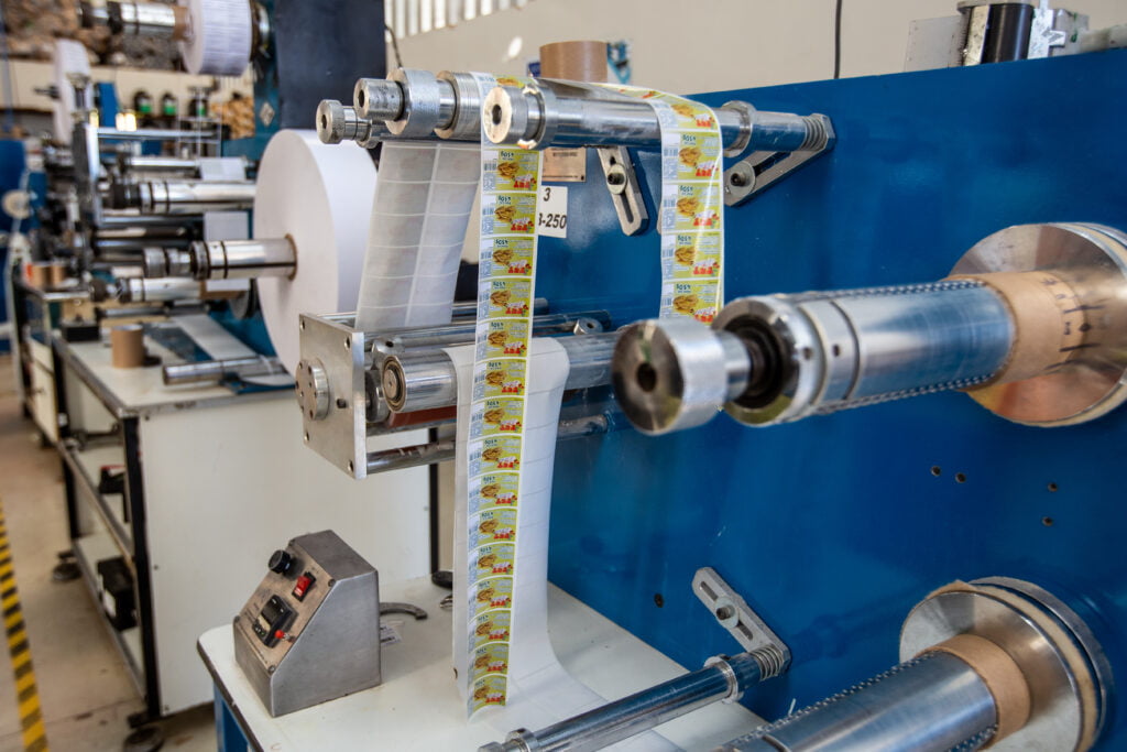 maquina de etiquetas funcionando